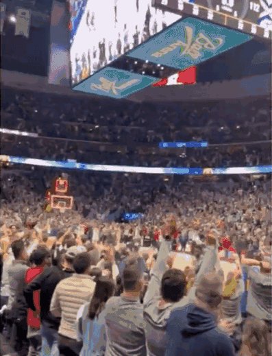 九游体育官网-爱德华兹被控砸伤球场工作人员 或面临18个月监禁