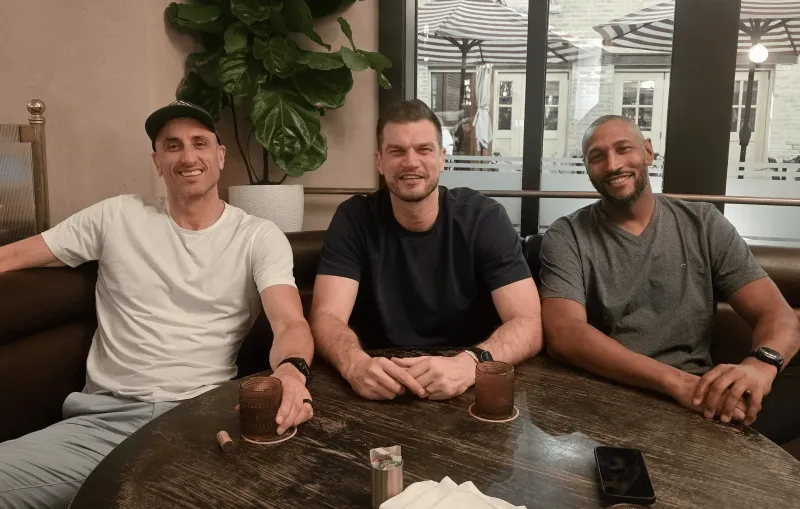 9体育-吉诺比利晒出和斯普利特、迪奥合影:和老朋友们叙旧太棒了